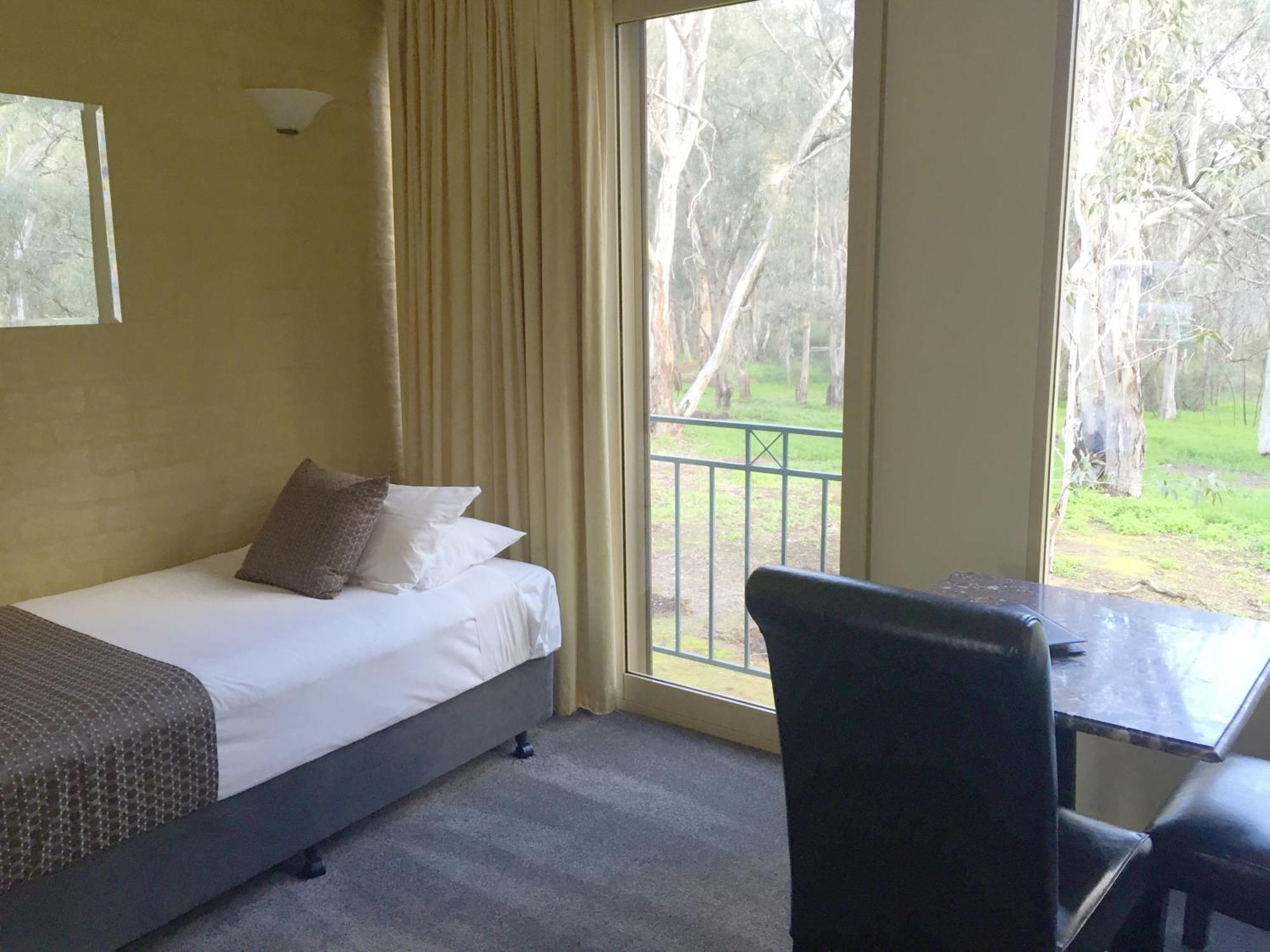 Madison Spa Motel - Adults Only Moama Exterior photo